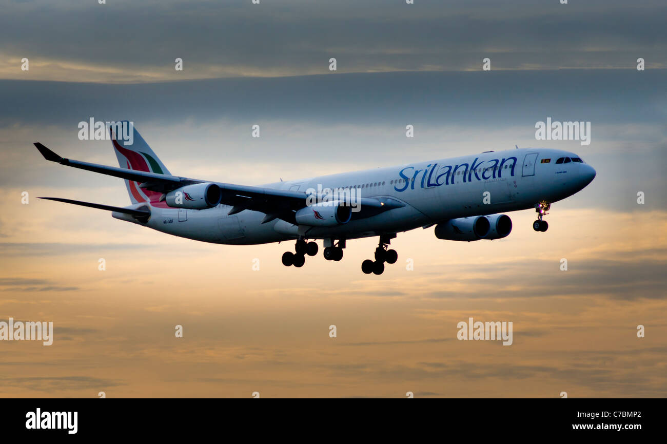 Airbus A340 jet aeroporto di avvicinamento al tramonto Foto Stock