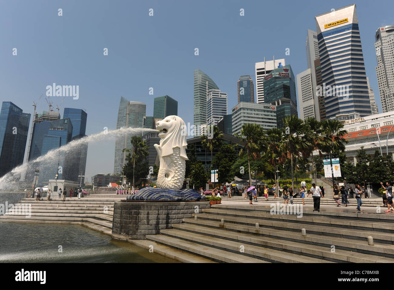 Skyline della città e il Merlion dal Parco Merlion, Singapore Foto Stock