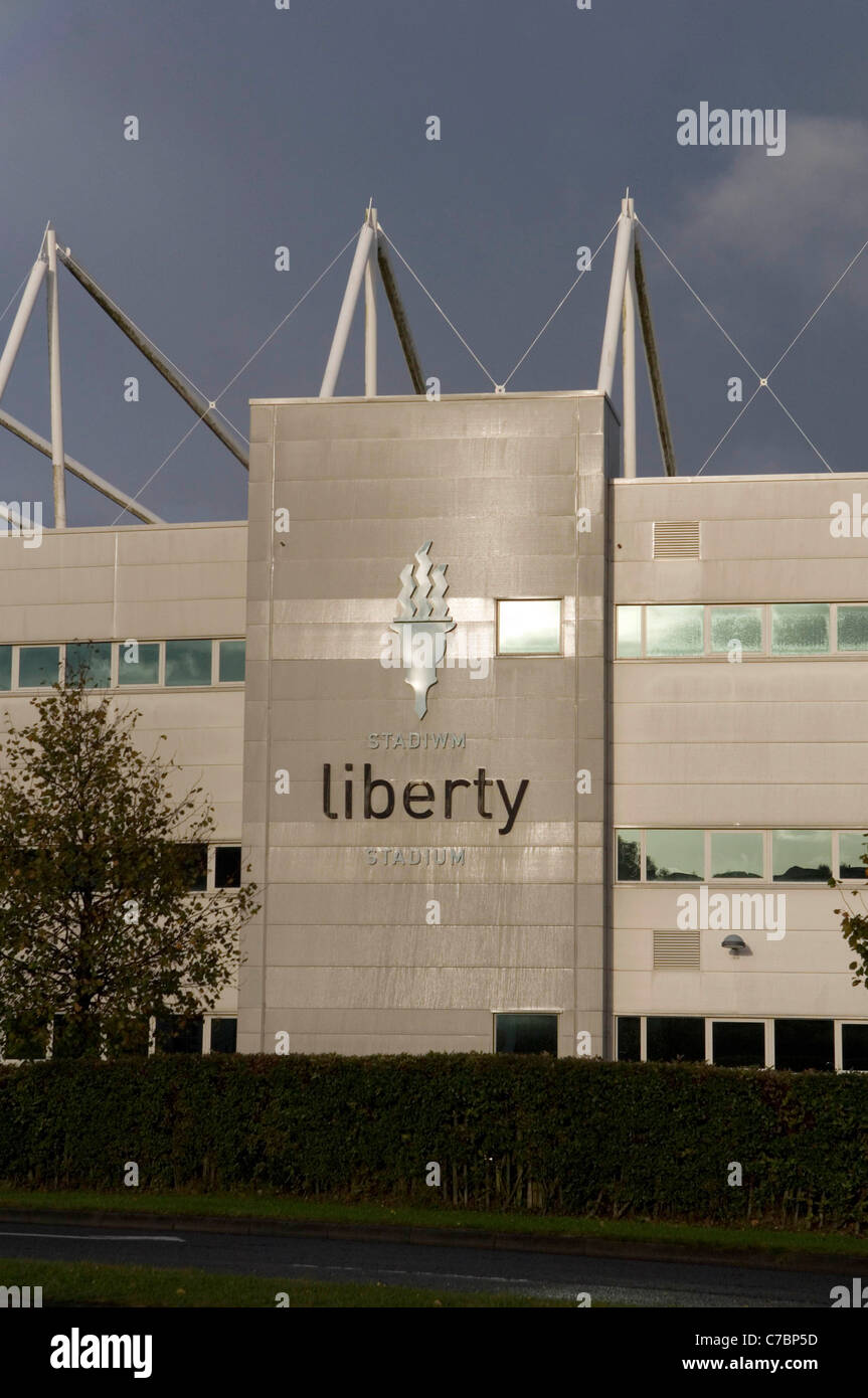 Il Liberty Stadium di Swansea - home a Swansea City Football Club e il falco pescatore di rugby. Foto Stock