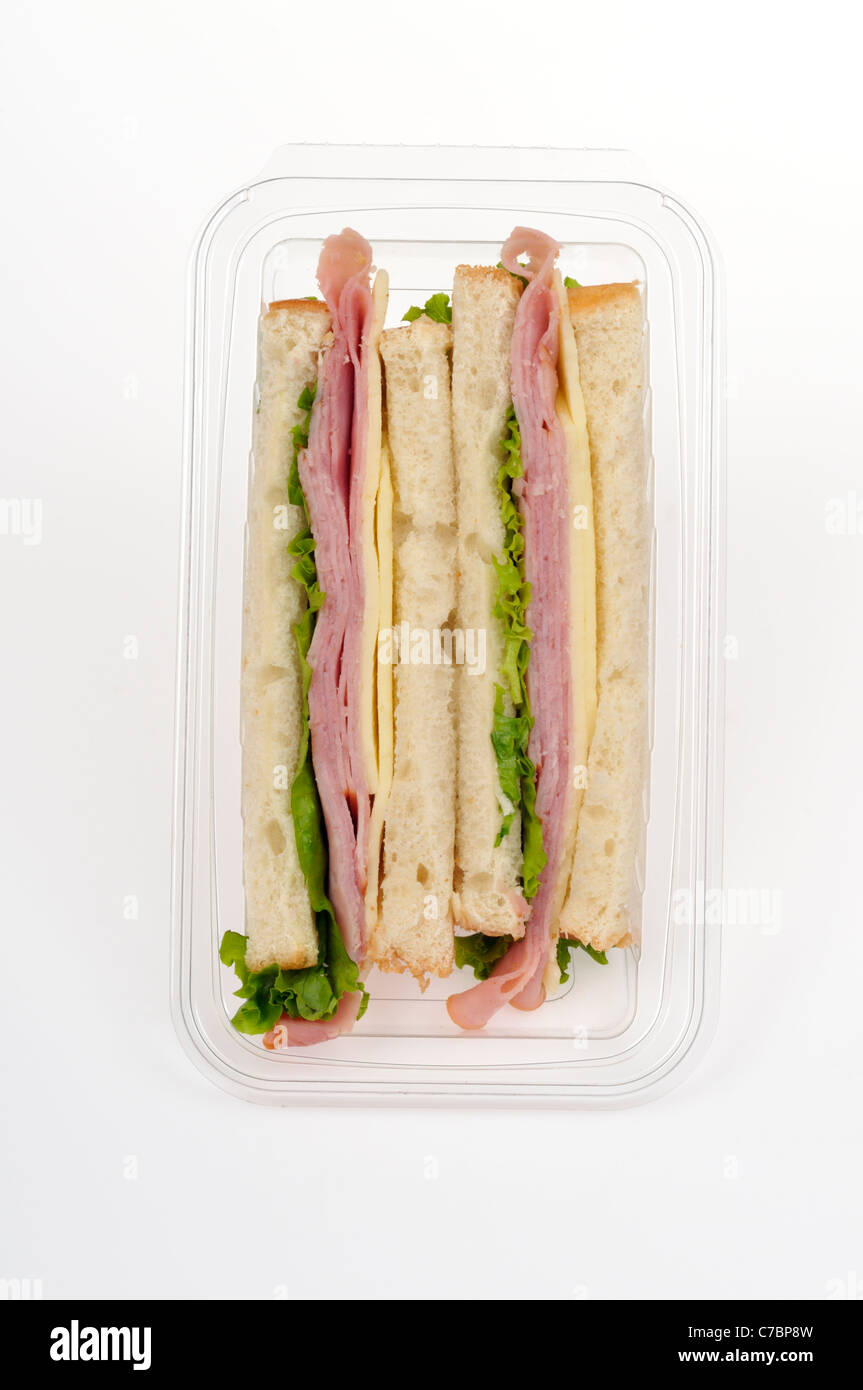 Prosciutto Insalata con formaggio pronti da asporto realizzato a sandwich di pane bianco in bustina di plastica contenitore su sfondo bianco, ritaglio. Foto Stock