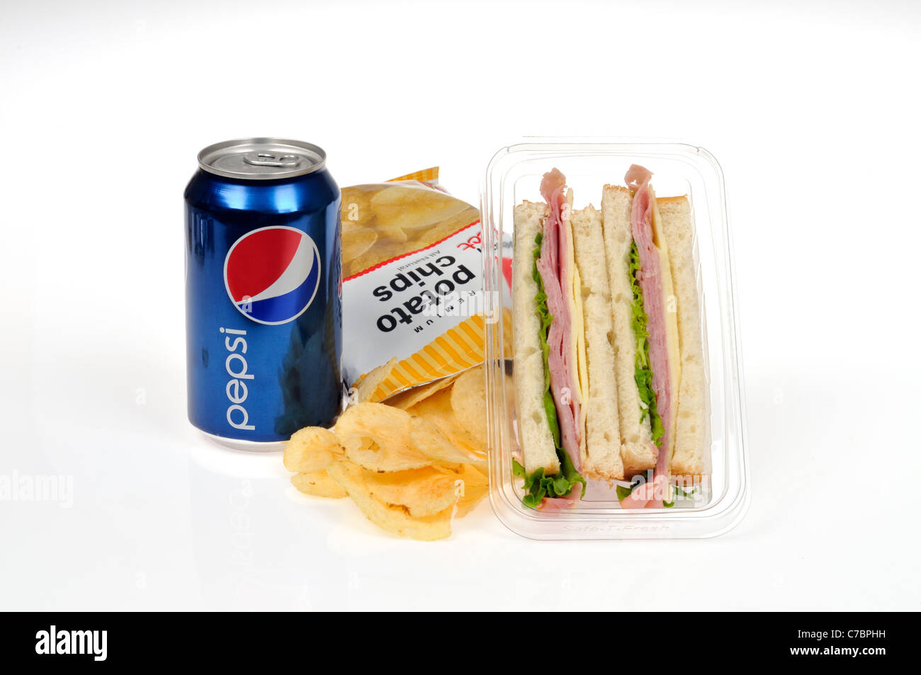 Prosciutto e formaggio con lattuga takeaway pre-realizzato in sandwich di pane bianco in bustina di plastica contenitore con patatine e Pepsi possono Foto Stock