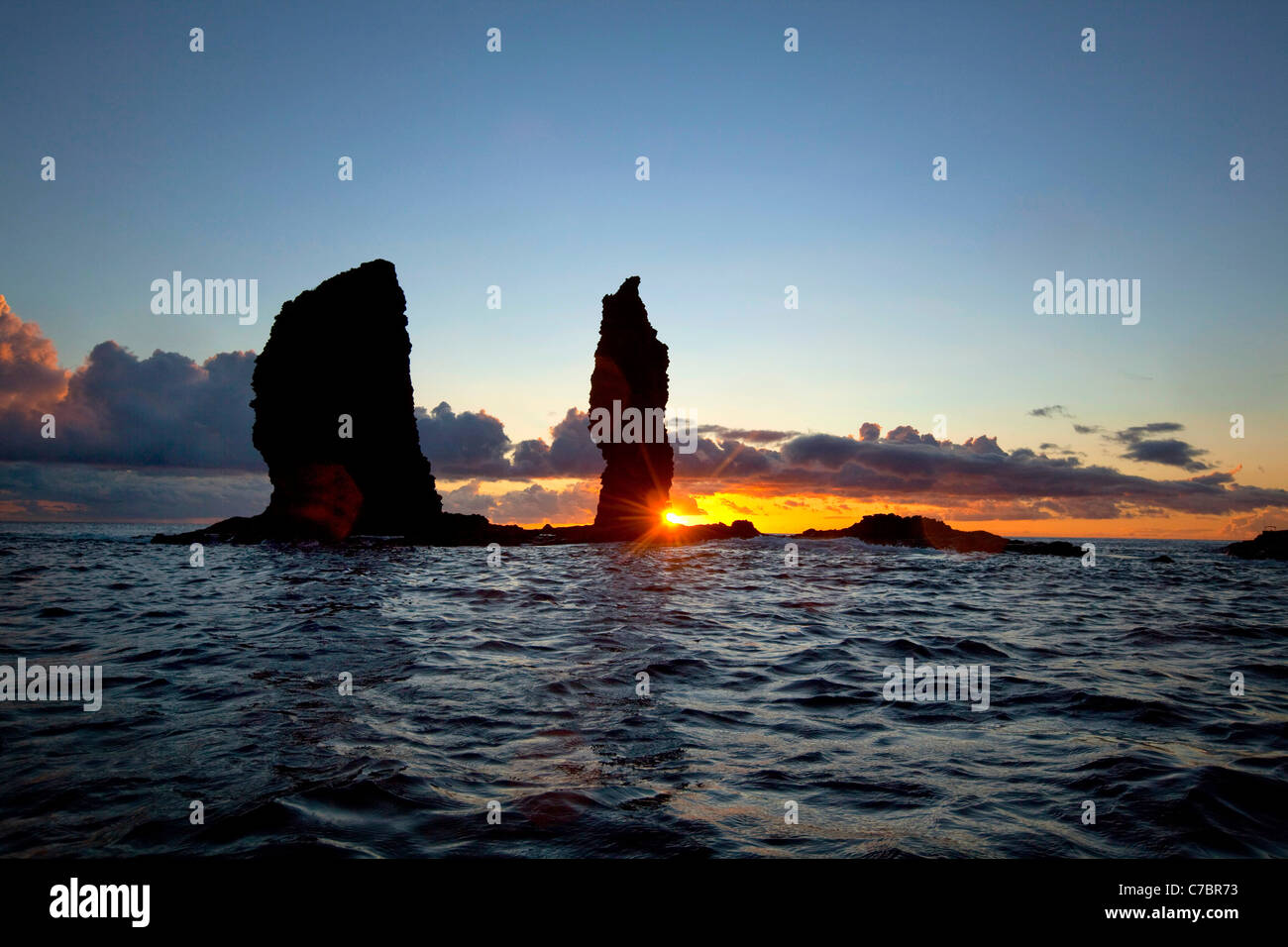 Sunset Nanahoa, pinnacoli, cinque aghi, Lanai, Hawaii Foto Stock