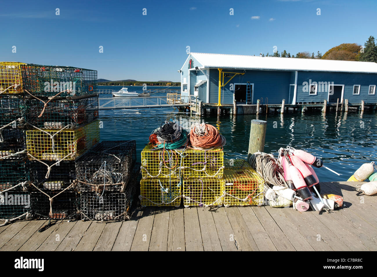 Le trappole a base di aragosta e colorata boueys sulla città, Dock Isleford, Maine Foto Stock