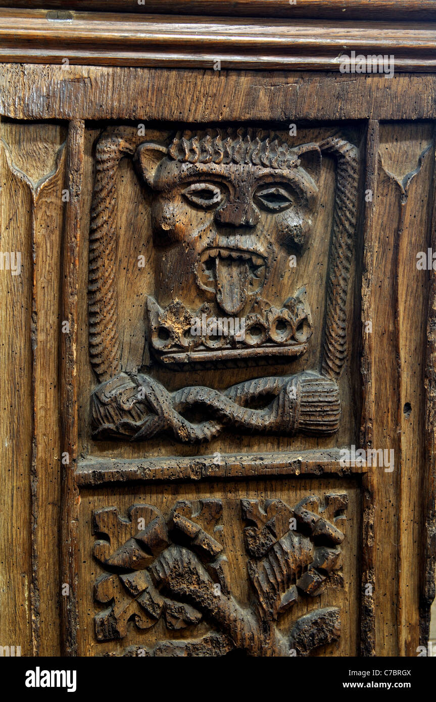 Medievale banco intagliato fine, la chiesetta di San Leonardo, Misterton, Leicestershire, England, Regno Unito Foto Stock