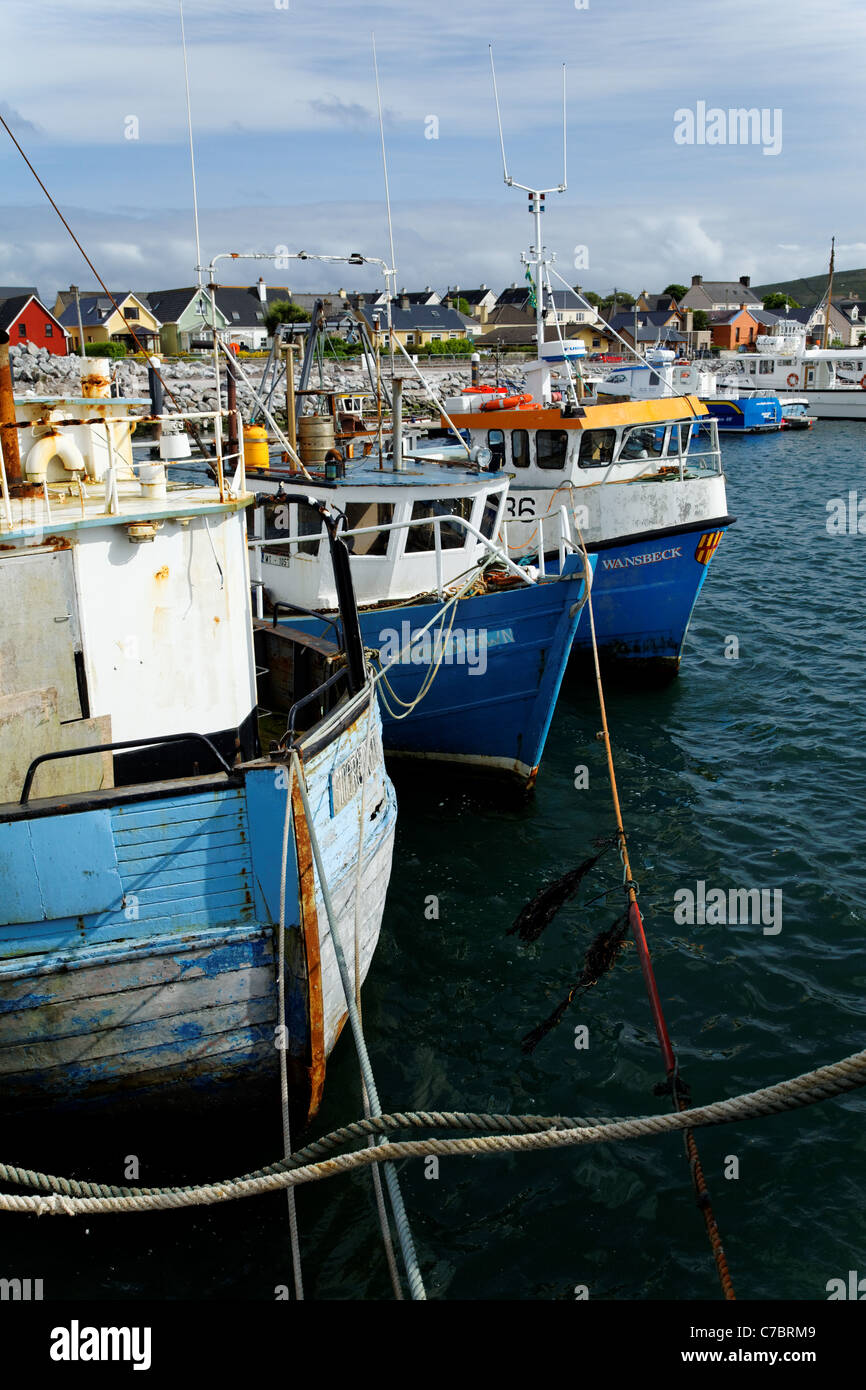 Barche da pesca al dock in Dingle Harbour, Dingle (An Daingean), la penisola di Dingle, nella contea di Kerry, Repubblica di Irlanda Foto Stock