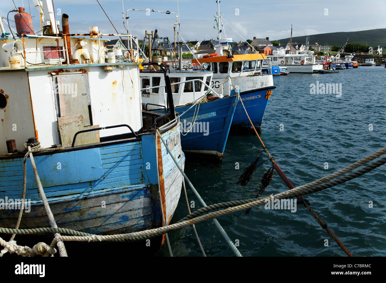 Barche da pesca al dock in Dingle Harbour, Dingle (An Daingean), la penisola di Dingle, nella contea di Kerry, Repubblica di Irlanda Foto Stock