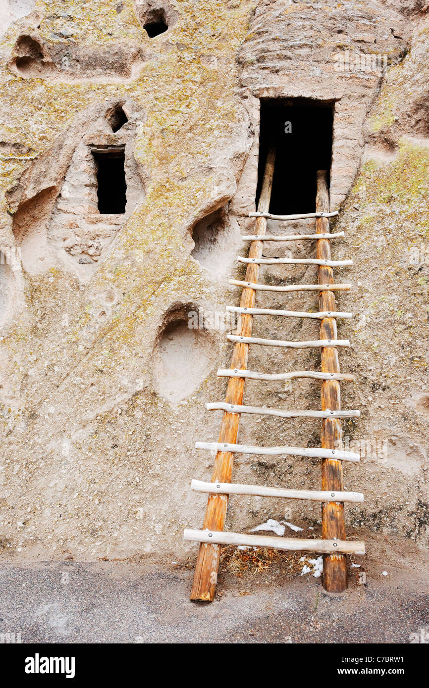 Scaletta di legno e cavates, Bandelier National Monument, Nuovo Messico, STATI UNITI D'AMERICA Foto Stock