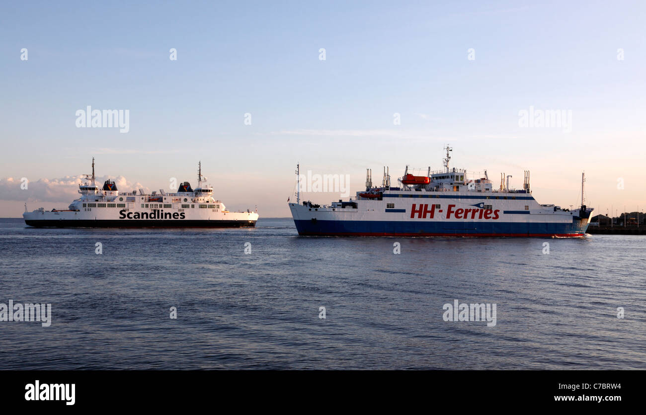 Scandlines lasciando il porto di Elsinore e HH Ferries arrivando. Entrambe le linee di collegamento di Elsinore, Danimarca e Helsingborg, Svezia. Foto Stock