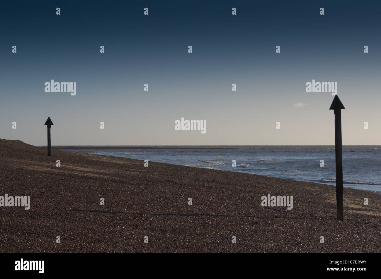 Post di marcatore sulla spiaggia vecchio Felixstowe Foto Stock