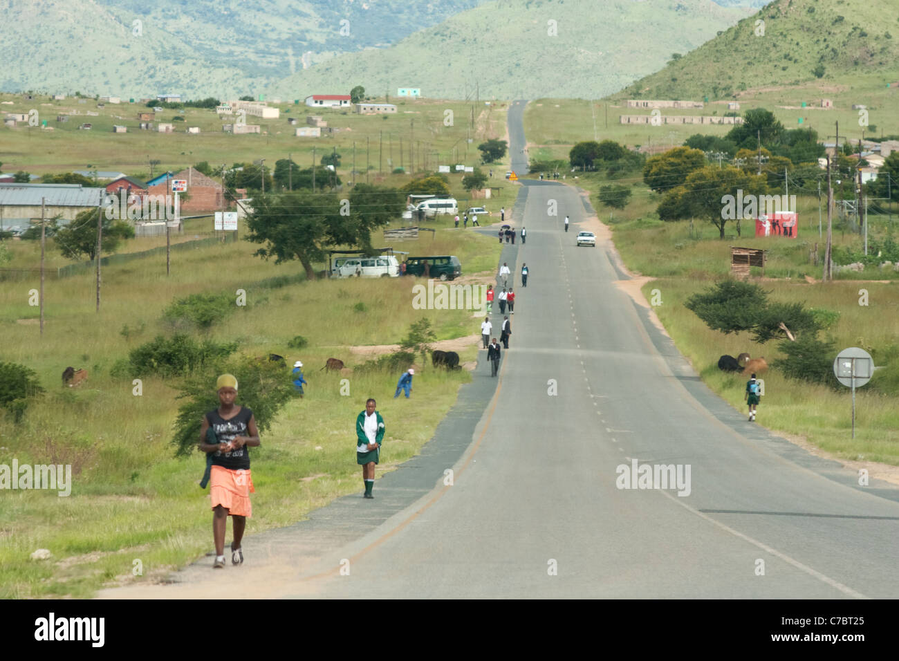 I pedoni a piedi lungo roadsnear rurale e nel villaggio storico di Elukwatini, Mpumalanga, Sud Africa Foto Stock