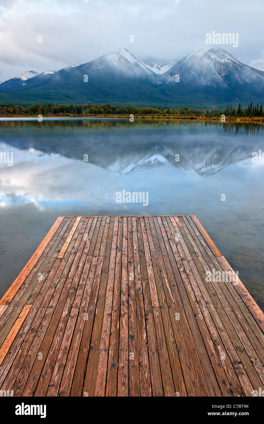 Dock di legno galleggiante su Laghi Vermillion su ancora un mattino, il Parco Nazionale di Banff, Canadian Rockies, Alberta, Canada Foto Stock