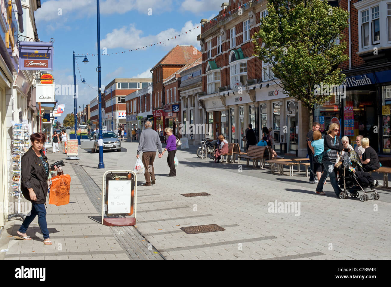 Hamilton Road, che è uno spazio condiviso zona pedoni dando la priorità su traffico, Felixstowem Suffolk, Regno Unito. Foto Stock