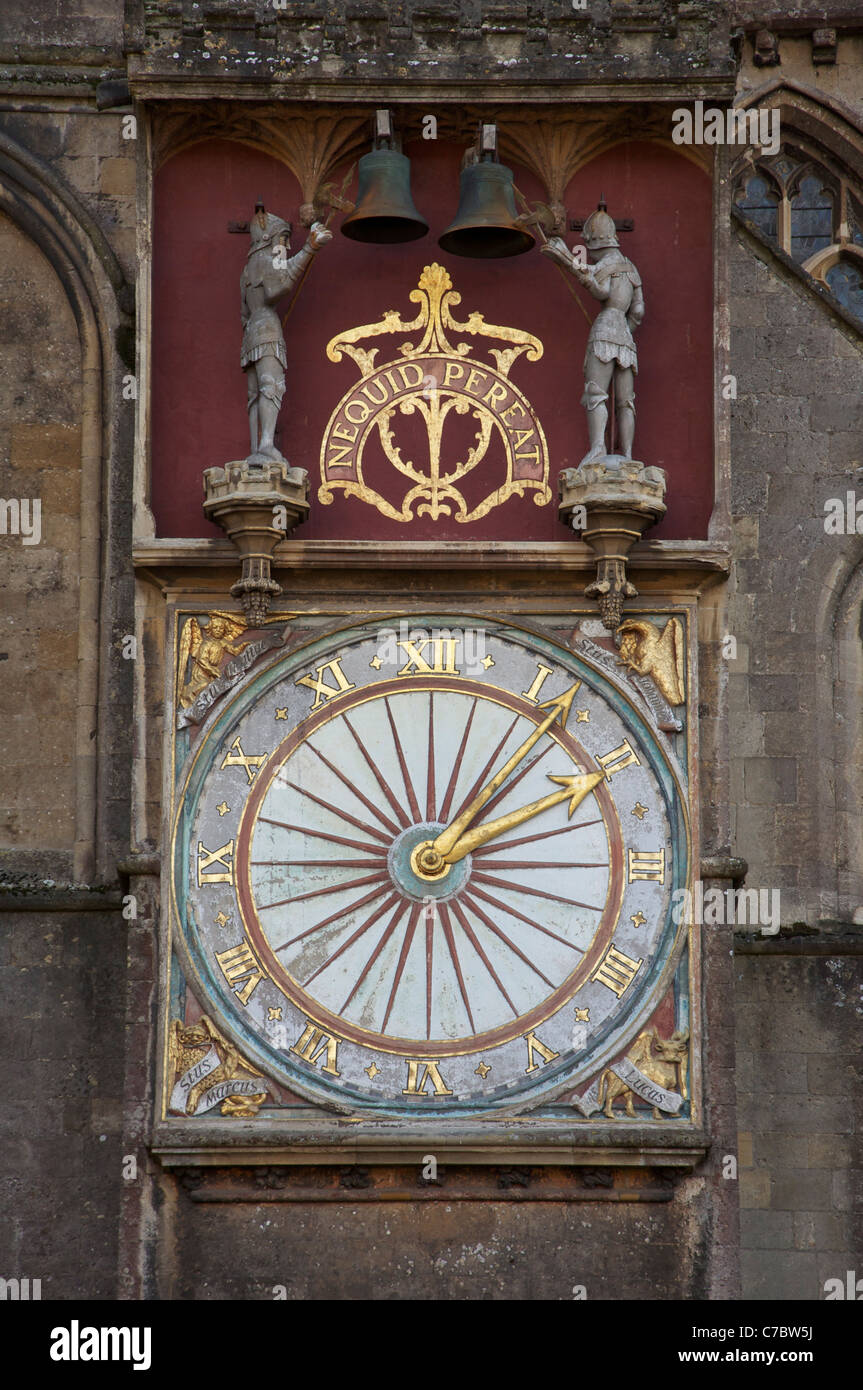 Il quadrante esterno del Wells Clock, il secondo orologio a funzionamento continuo più antico della Gran Bretagna. Wells Cathedral, Somerset, Inghilterra, Regno Unito, Regno Unito. Foto Stock