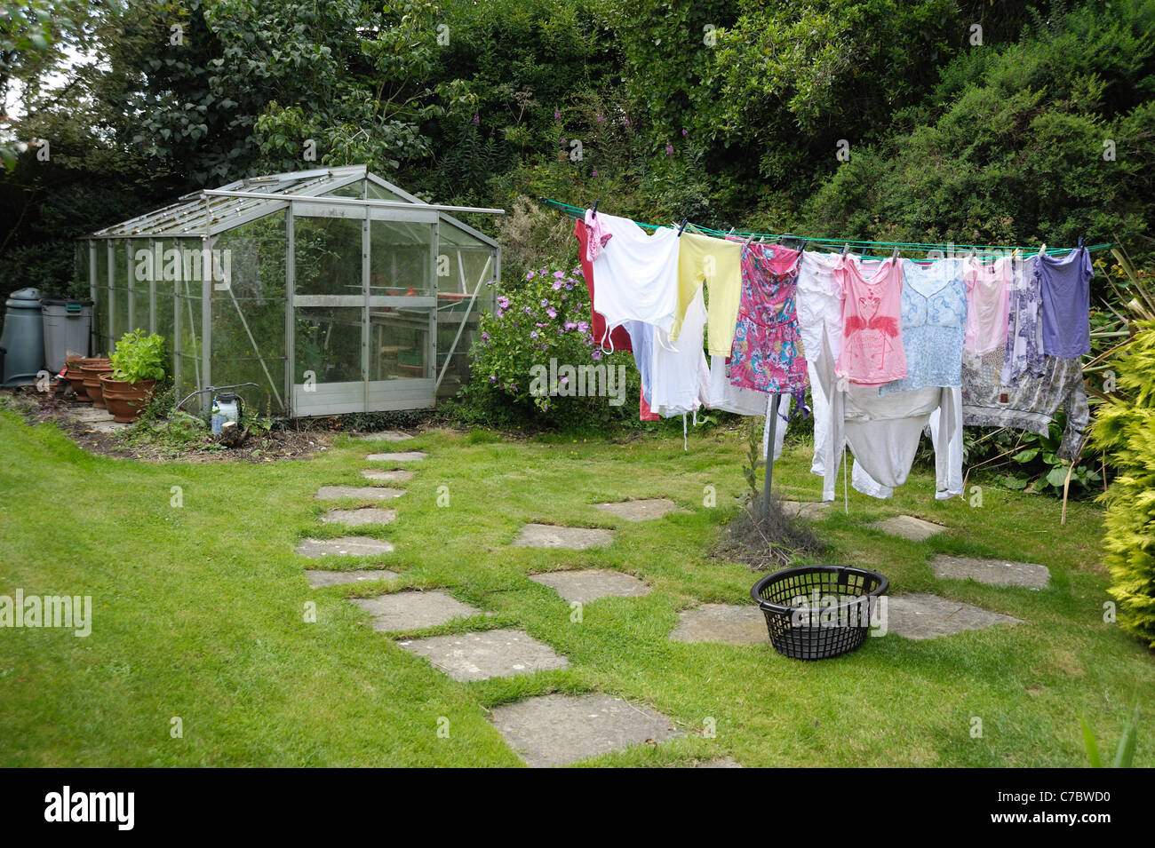 Serra giardino, piccolo prato pavimentazione e linea di lavaggio con il lavaggio Foto Stock