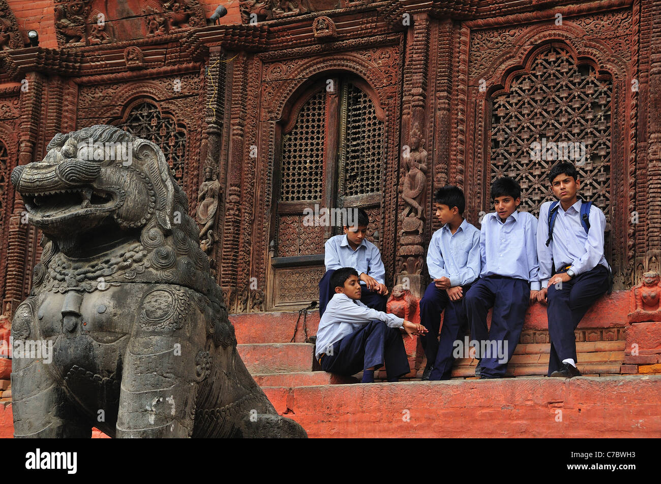 I ragazzi della scuola a Shiva Parvati tempio in Durbar Square, Foto Stock
