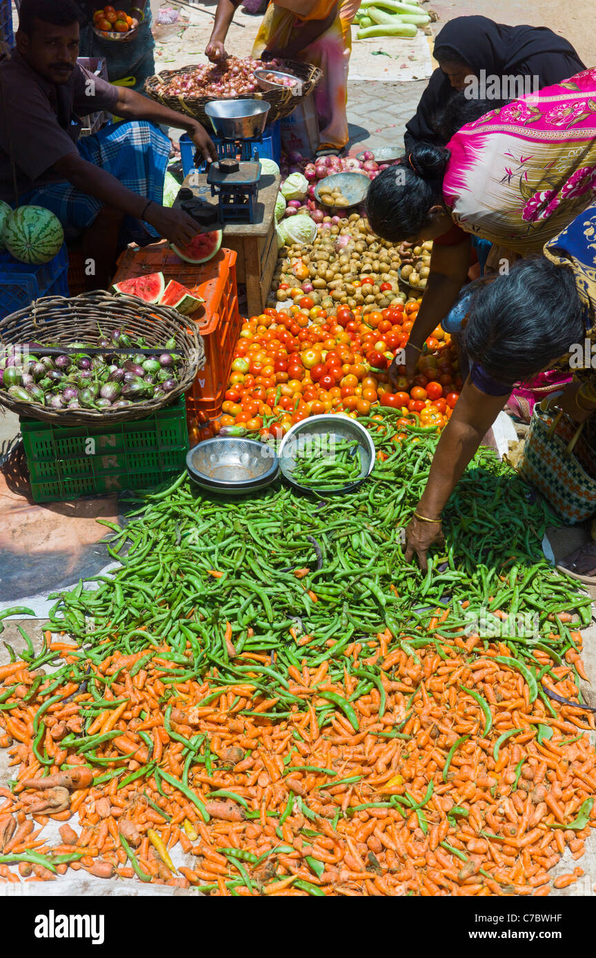 Prodotti freschi venduti sul mercato di Madurai, Tamil Nadu, India. Foto Stock