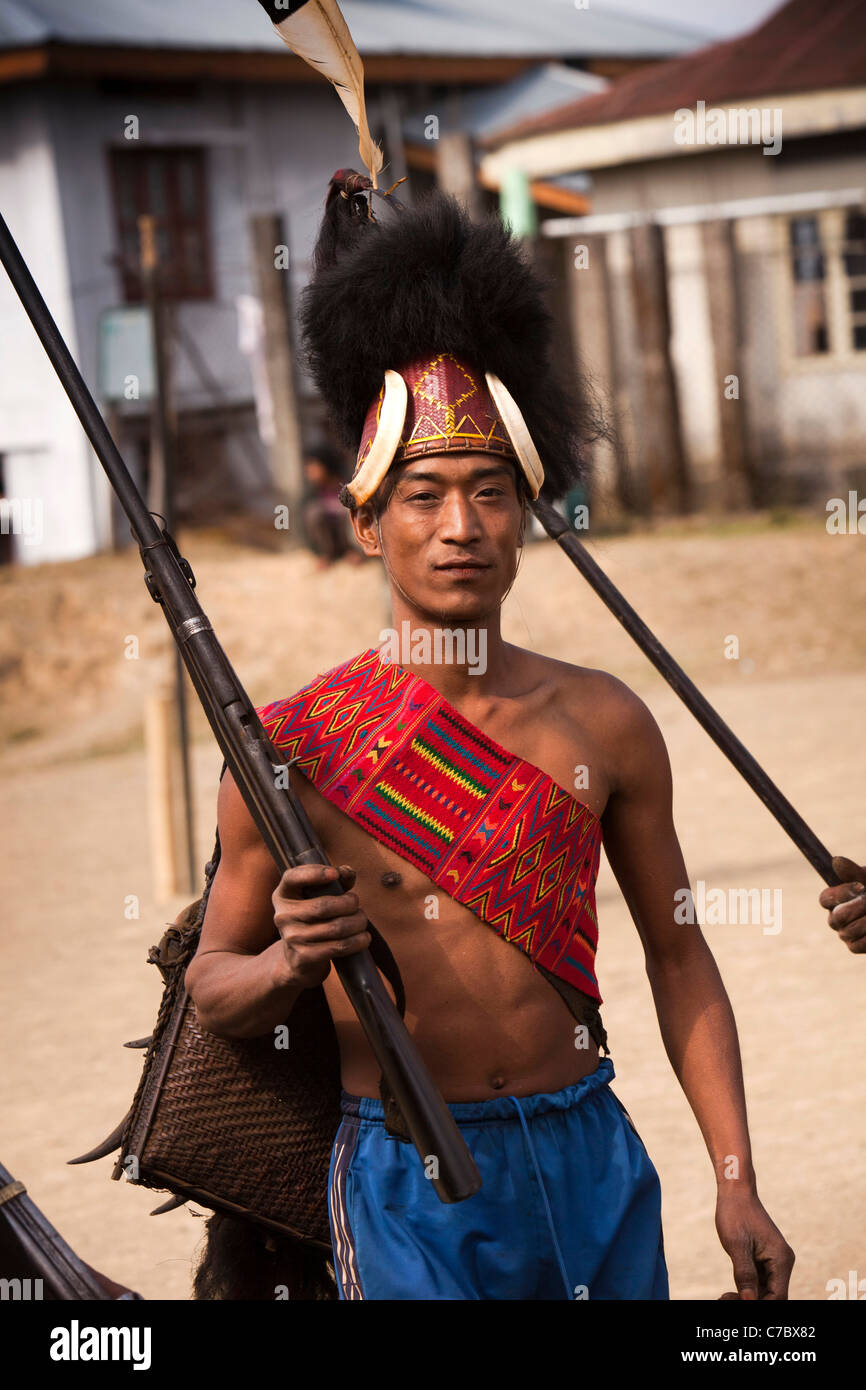 India, Nagaland, Longwa, Konyak Naga guerriero in abito tradizionale, portando a mano la museruola pistola di caricamento Foto Stock