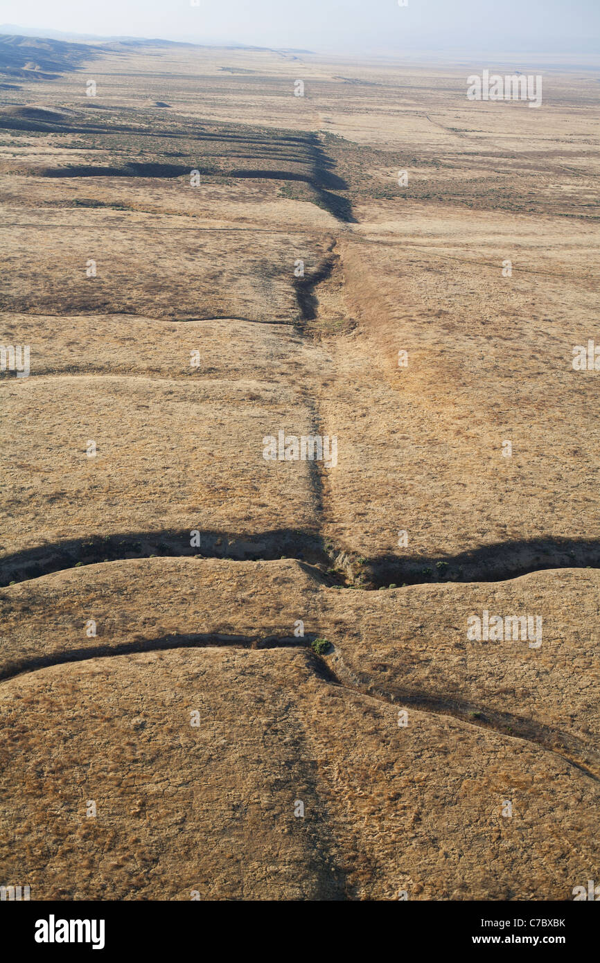 VISTA AEREA. La faglia di San Andreas, guardando verso sud con la piastra nordamericana (sinistra / est) e la piastra del Pacifico (destra / ovest). California, Stati Uniti. Foto Stock