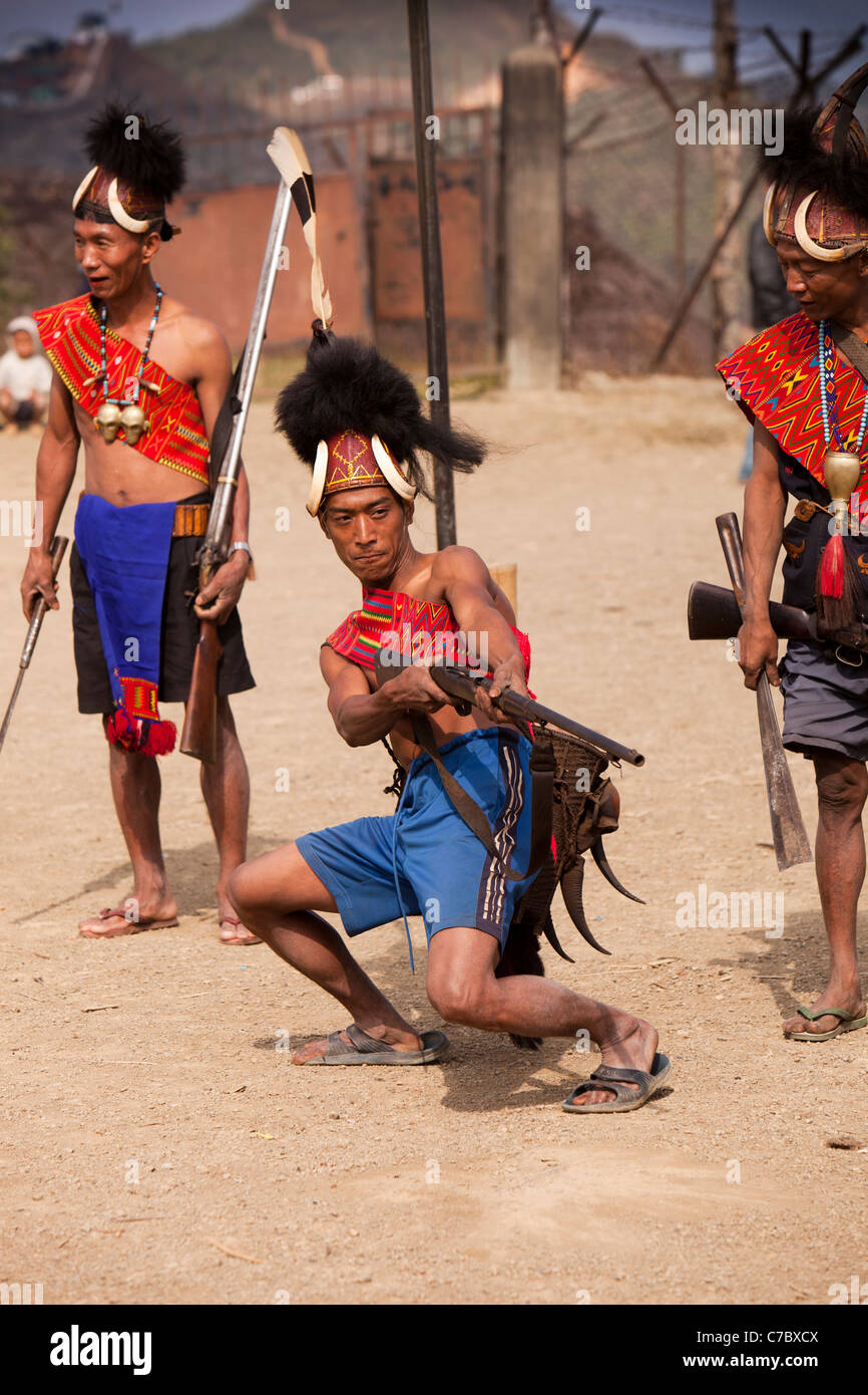 India, Nagaland, Longwa, Konyak Naga guerriero in abito tradizionale, tenendo fatto a mano muso pistola di caricamento Foto Stock