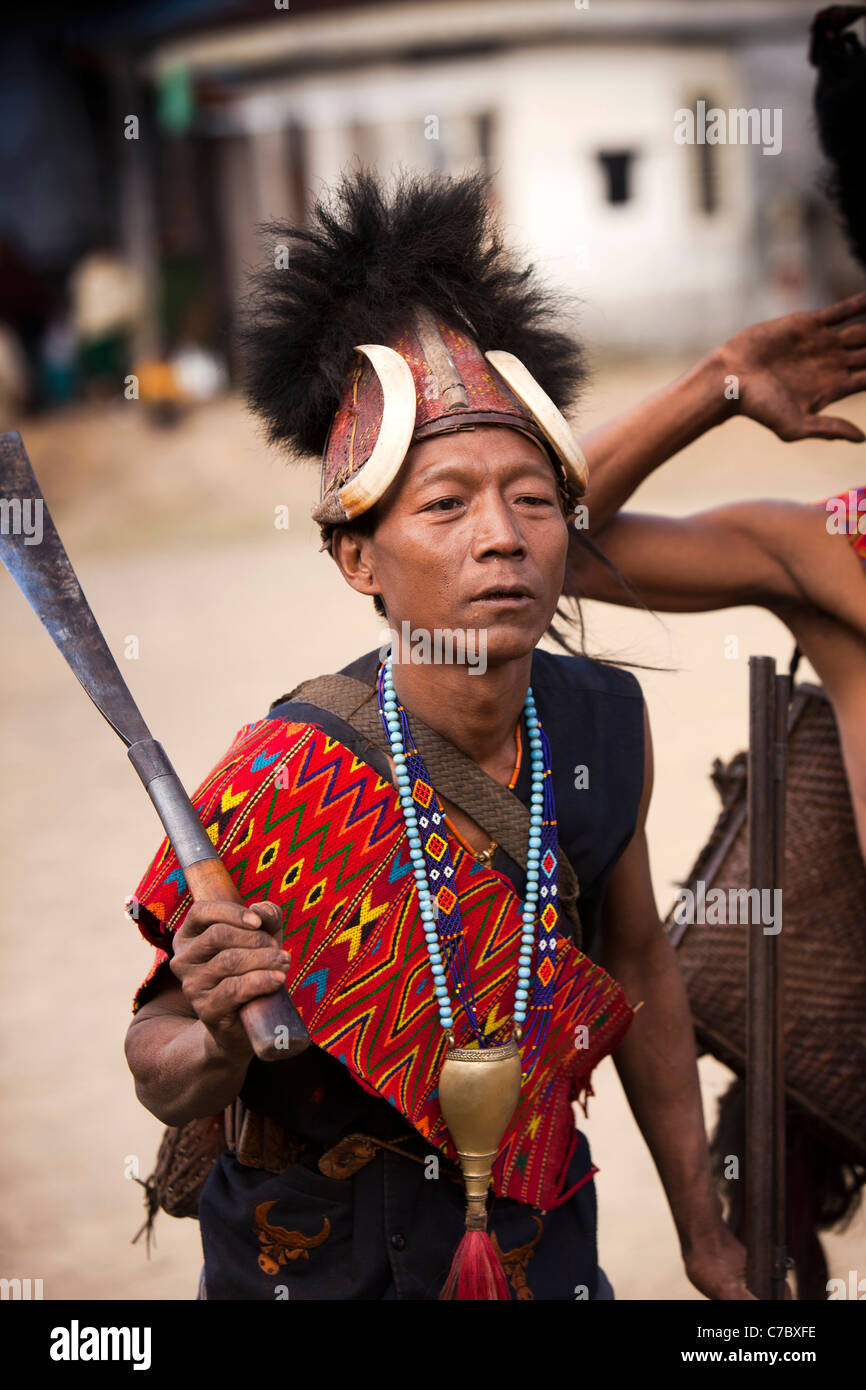 India; Nagaland; Longwa; Konyak Naga guerrieri in abito tradizionale che porta il coltello di battaglia Foto Stock