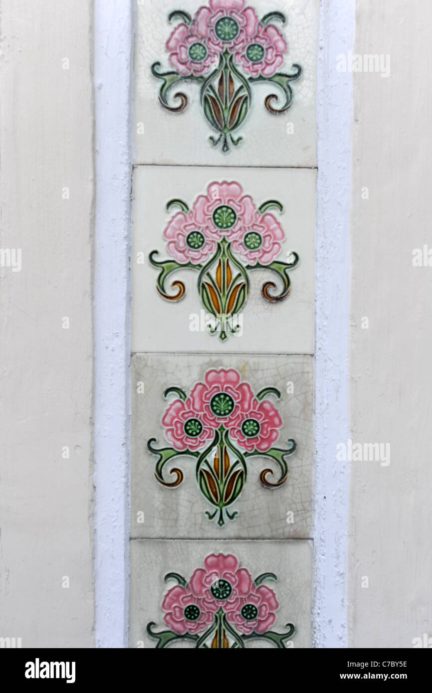 Piastrelle tradizionali decorare il pilastro della casa in residenziale area di conservazione di Joo Chiat, Singapore Foto Stock