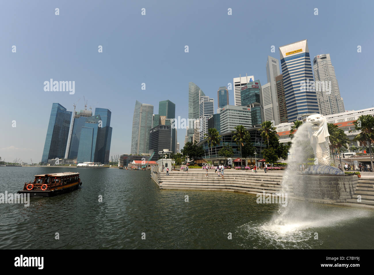 Skyline della città e la fontana del Merlion, dal Parco Merlion, Marina Bay, Singapore Foto Stock