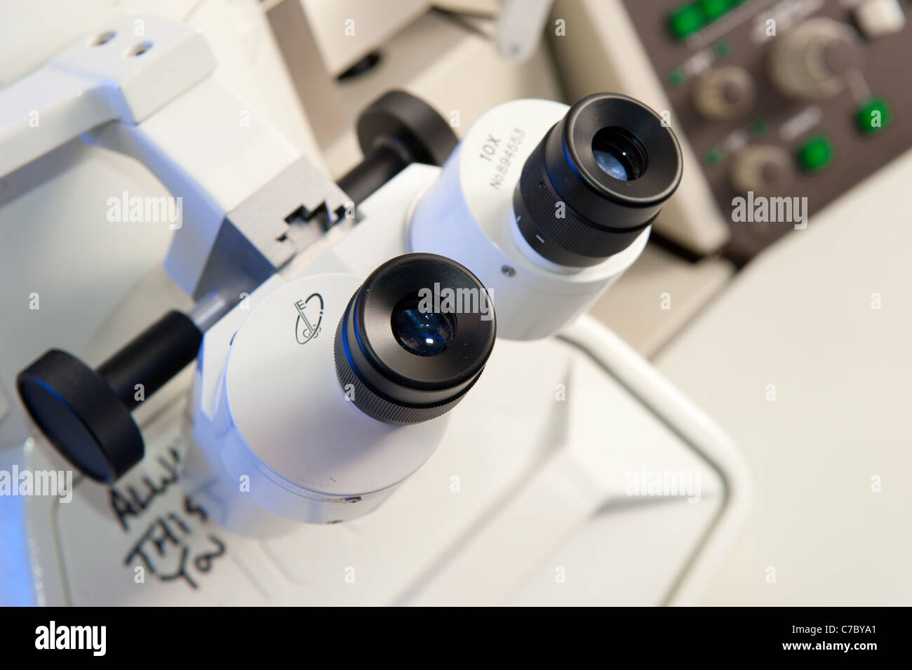Microscopio a elettroni in un laboratorio di scienze Foto Stock
