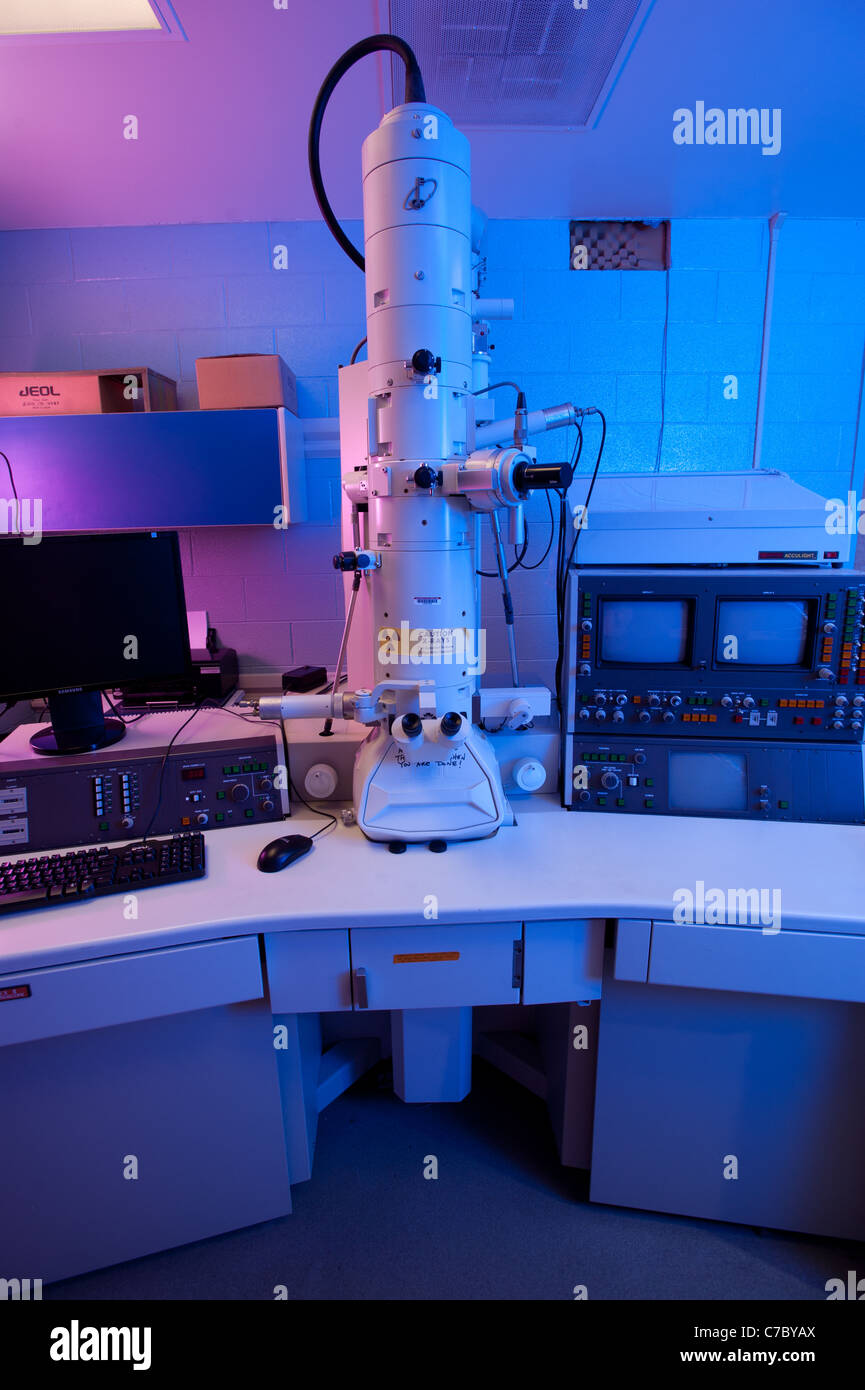 Microscopio a elettroni in un laboratorio di scienze Foto Stock Microscopio a elettroni in un laboratorio di scienze Foto Stock