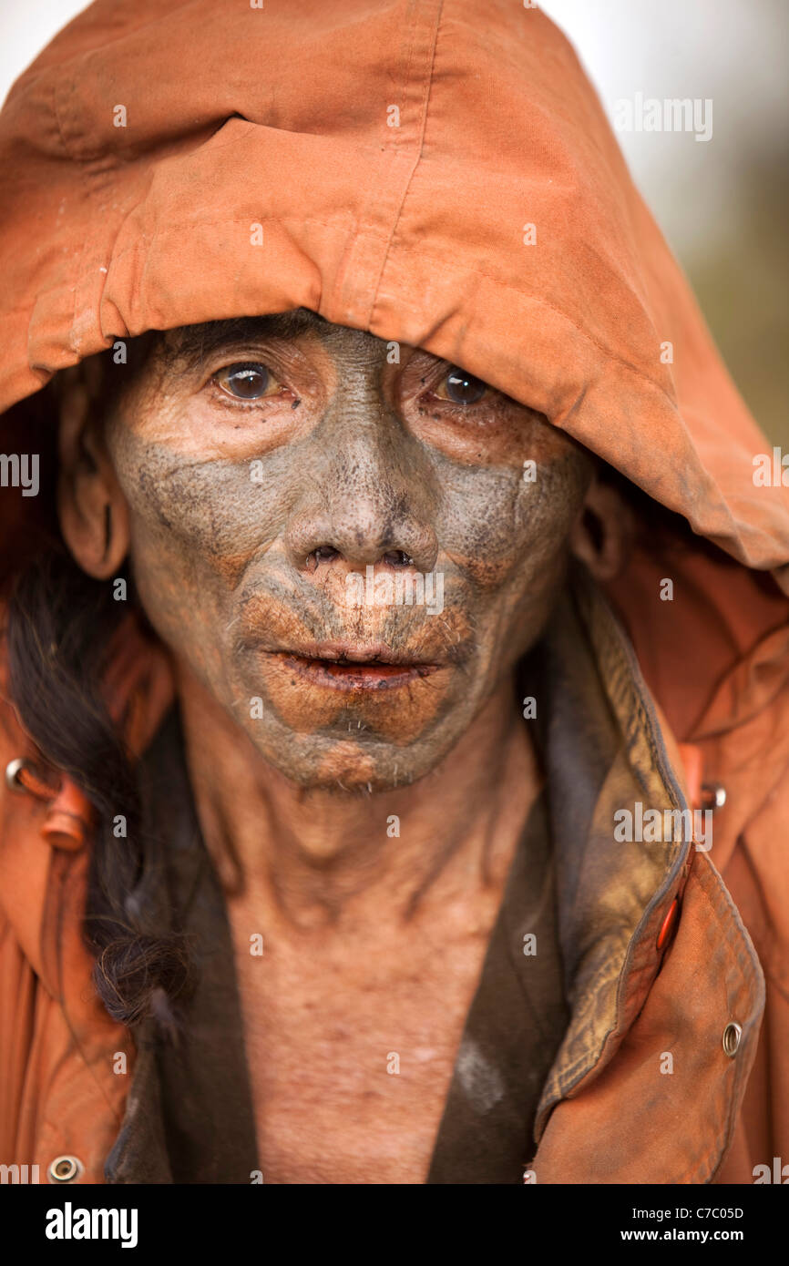 India, Nagaland, Longwa, tattoed volto di anziani ex Konyak Naga headhunter Foto Stock