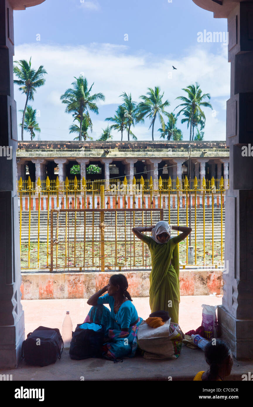 Pellegrini indù preparando per il bagno santo presso il Tempio Ramanathaswamy in Rameswaram, India. Foto Stock