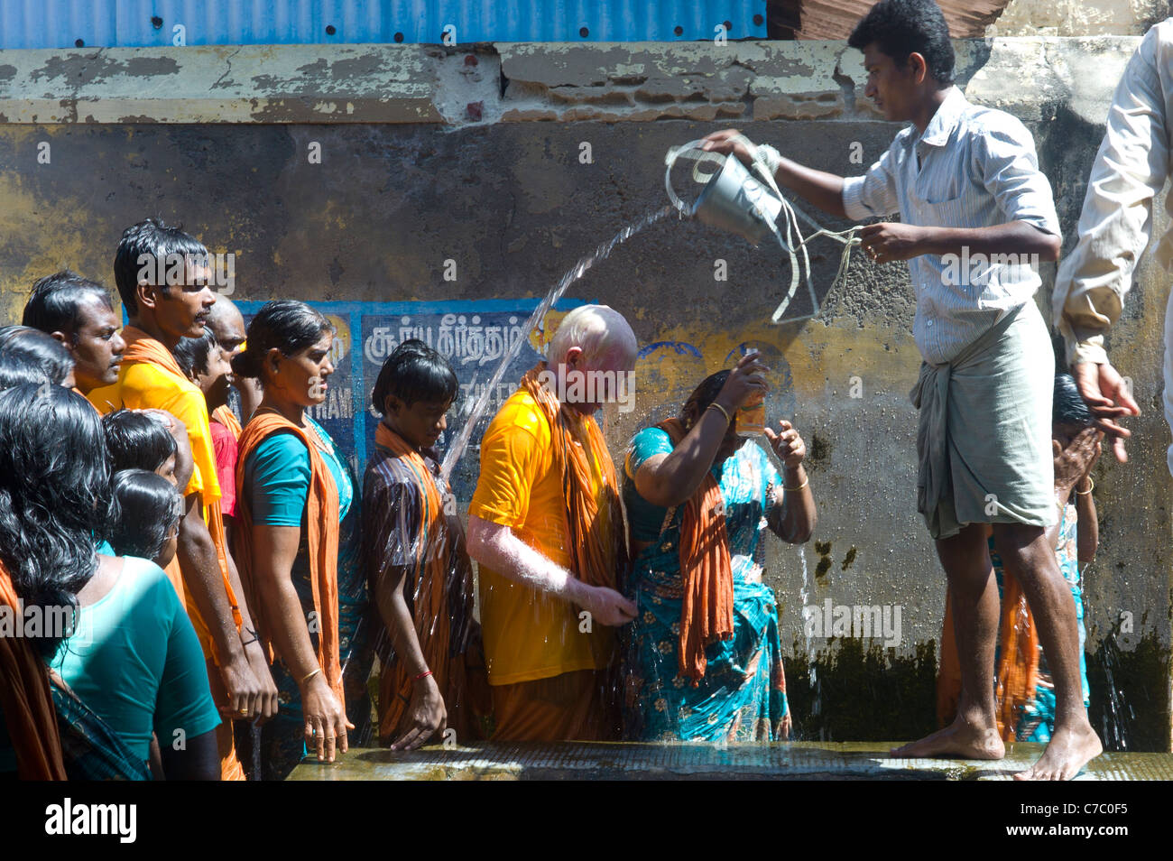 Pellegrini indù la ricezione del Bagno Santo presso il Tempio Ramanathaswamy in Rameswaram, Tamil Nadu, India. Foto Stock