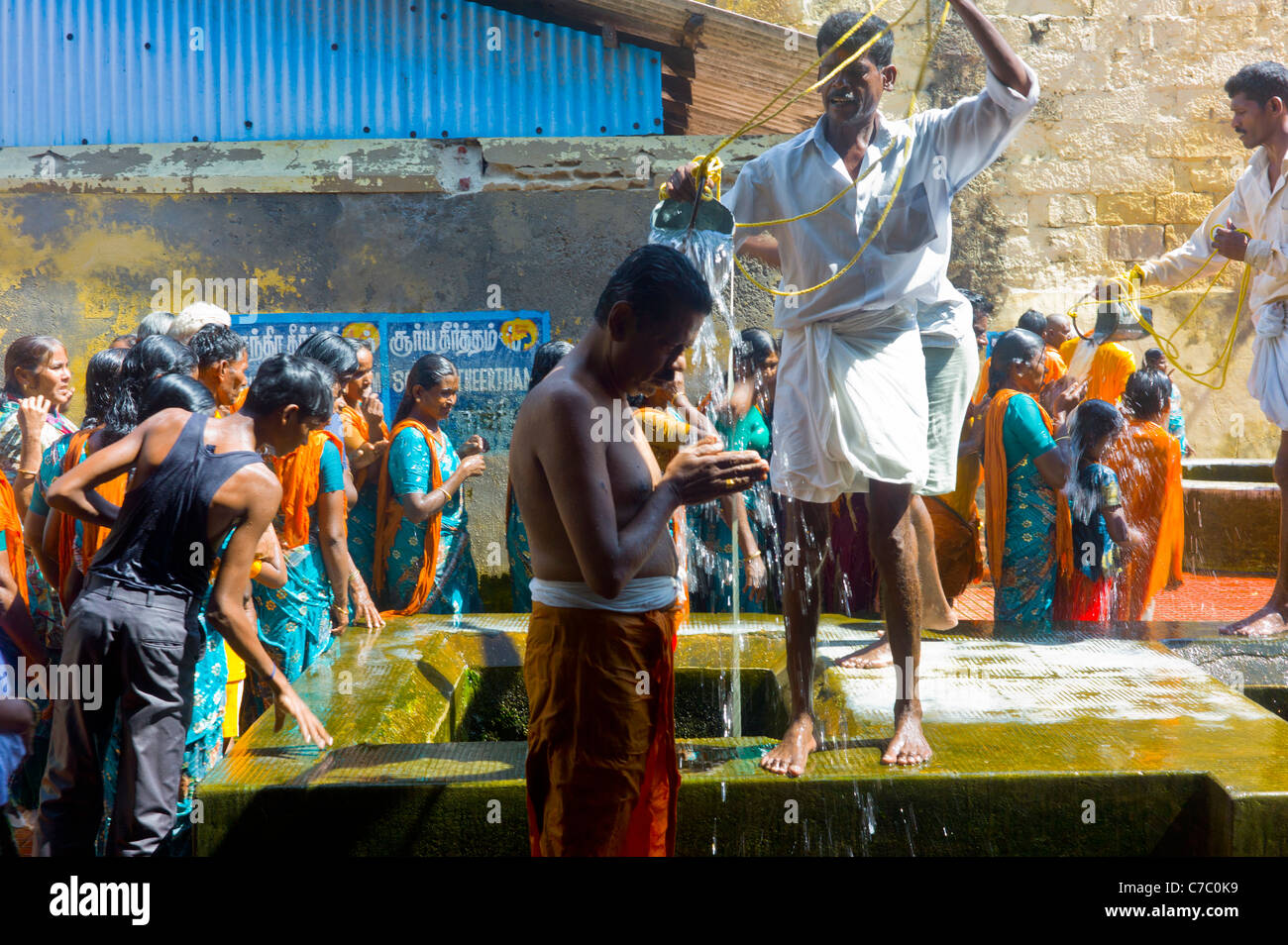 Pellegrini indù la ricezione del Bagno Santo presso il Tempio Ramanathaswamy in Rameswaram, Tamil Nadu, India. Foto Stock