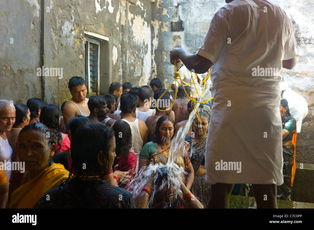 Pellegrini indù la ricezione del Bagno Santo presso il Tempio Ramanathaswamy in Rameswaram, Tamil Nadu, India. Foto Stock