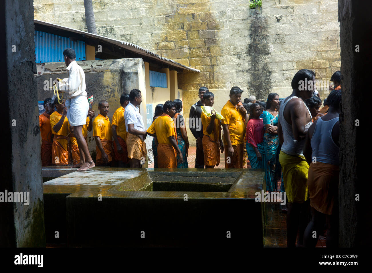 Pellegrini indù in attesa in linea per ricevere il bagno santo presso il Tempio Ramanathaswamy in Rameswaram, Tamil Nadu, India. Foto Stock