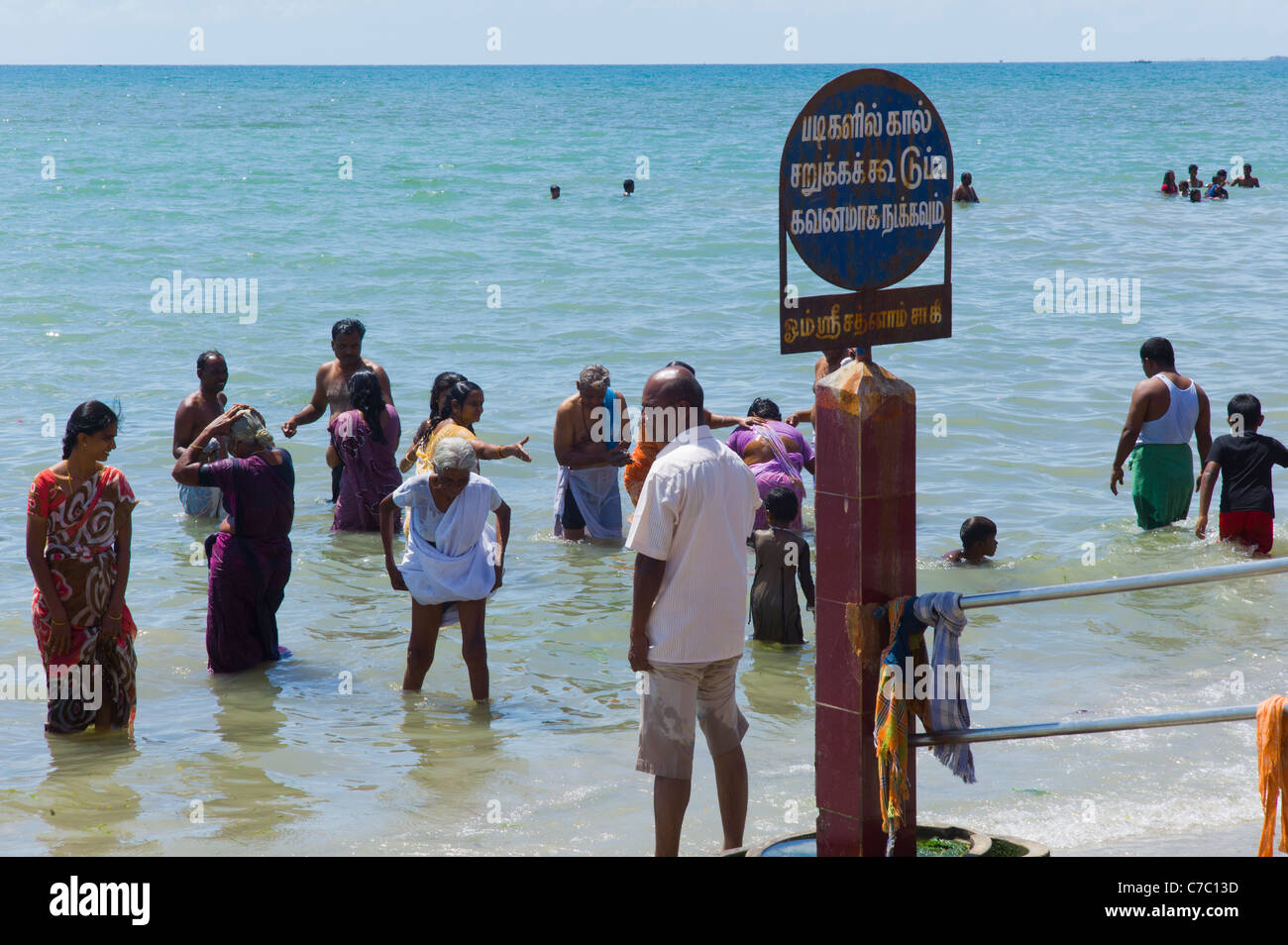 Pellegrini indù la balneazione in oceano a Rameswaram, Tamil Nadu, India. Foto Stock