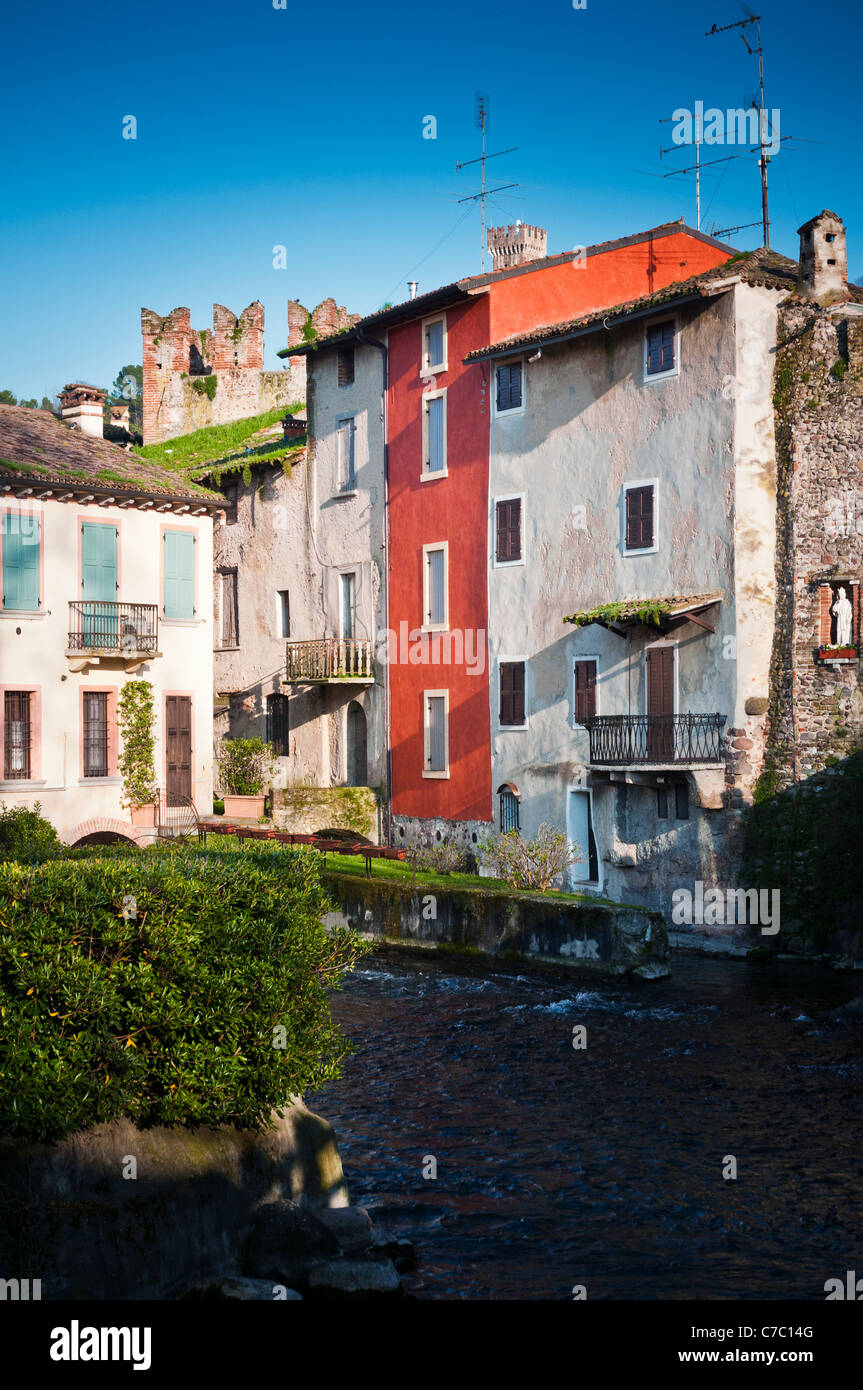 Il pittoresco villaggio di Borghetto nel Nord Italia Foto Stock