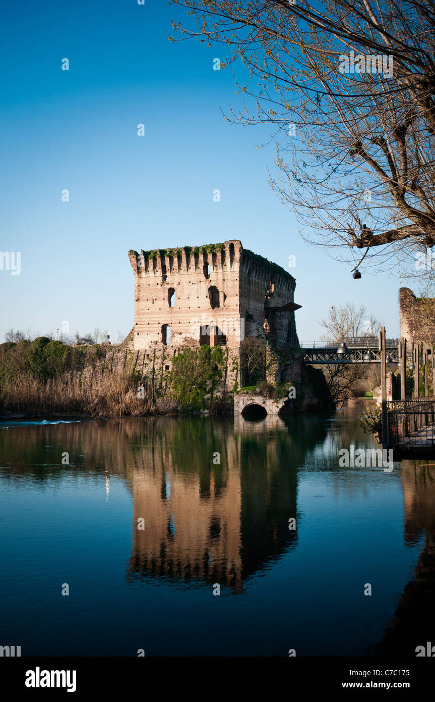 Storico ponte visconteo e il fiume Mincio a Borghetto Italia Foto Stock