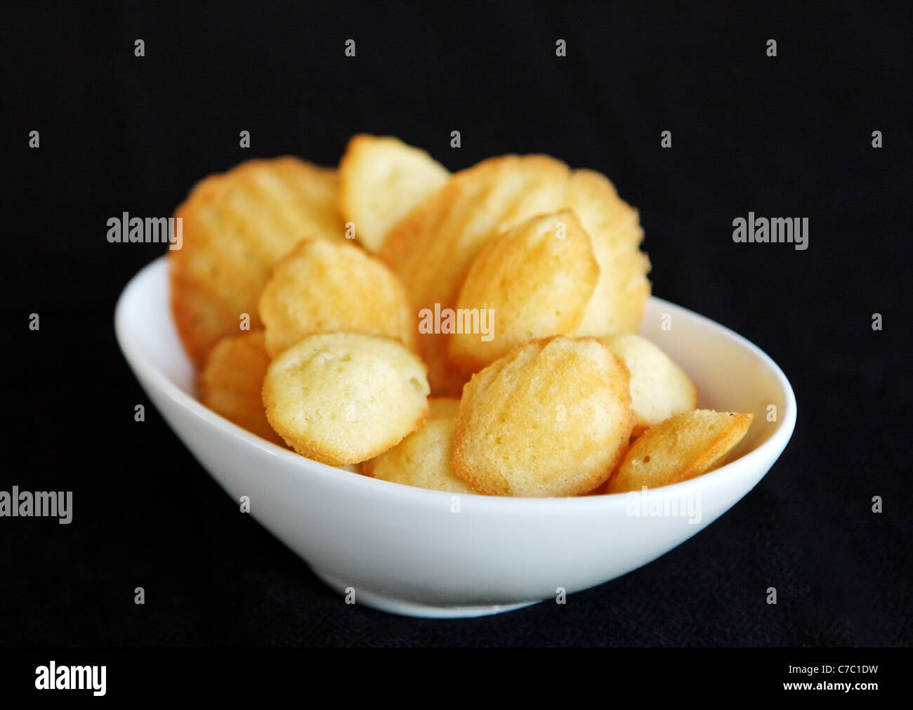 Madelines in bianco ciotola, dal pasticcere laurie pfalzer, pasticceria artigianale Foto Stock