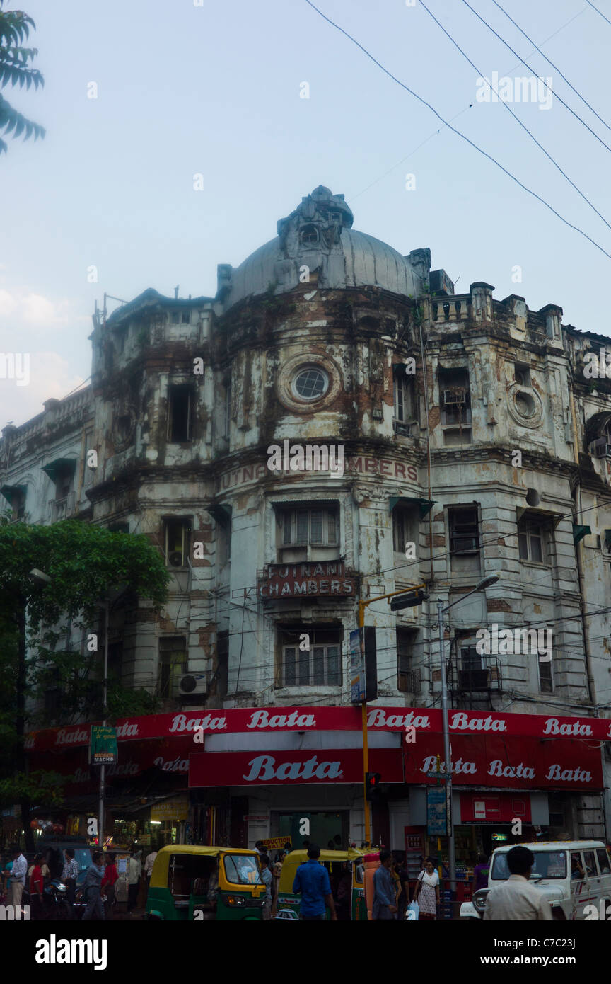 Un grande magazzino in un edificio coloniale a Calcutta (Kolkata), India. Foto Stock