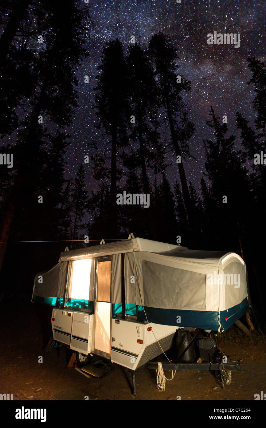 Tenda da campeggio rimorchio sotto le stelle, parco nazionale di Crater Lake, Oregon, USA, America del Nord Foto Stock