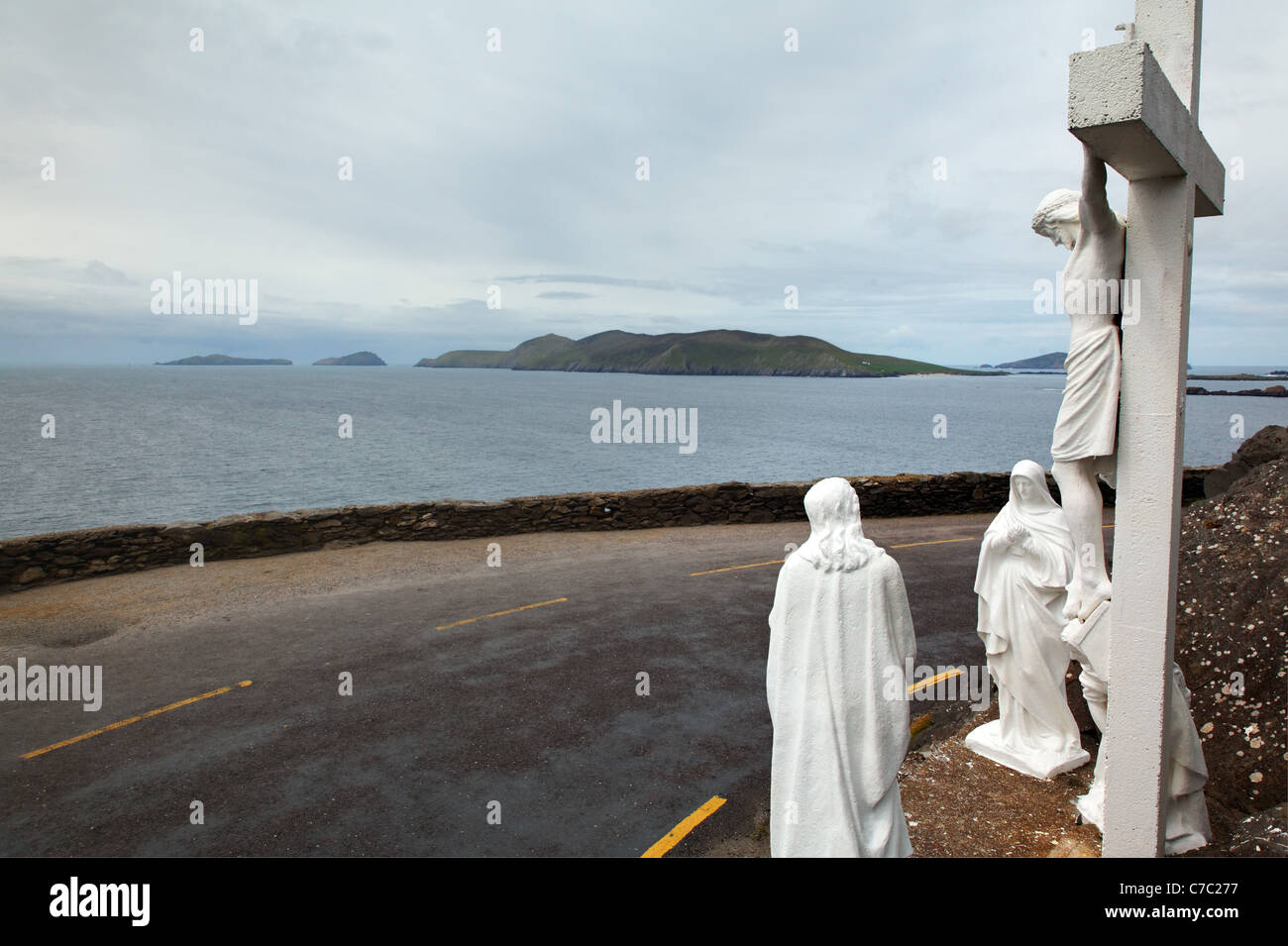 Dingle testa Slea crocifisso, Slea Head Drive, penisola di Dingle, nella contea di Kerry, Irlanda Foto Stock