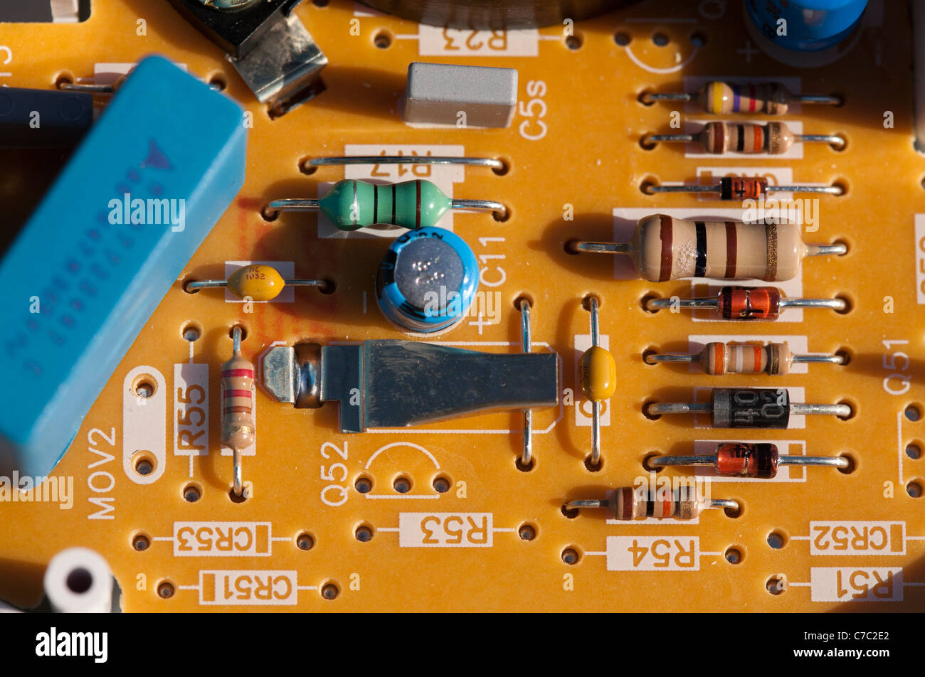 Componenti elettrici su una scheda a circuito stampato Foto Stock