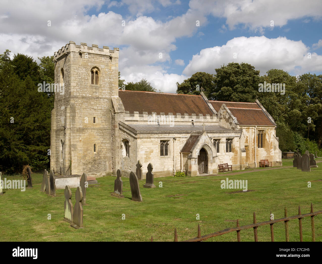 San Michele e la Chiesa di Tutti i Santi di motivi di Brodsworth Hall Doncaster Inghilterra England Foto Stock