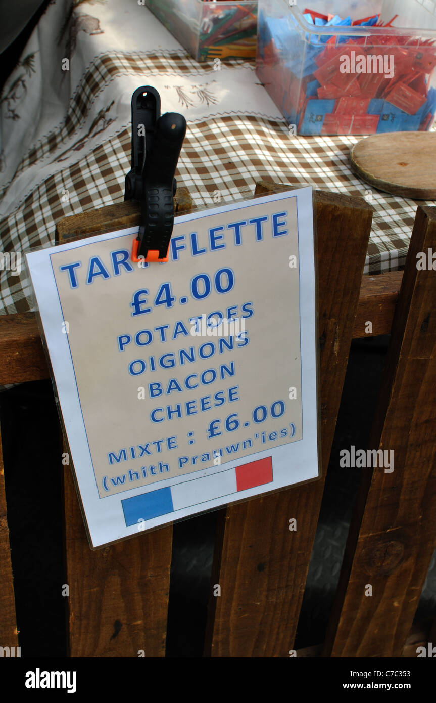 Segno ad un misto di francese e inglese a Leamington Spa Food and Drink Festival Foto Stock