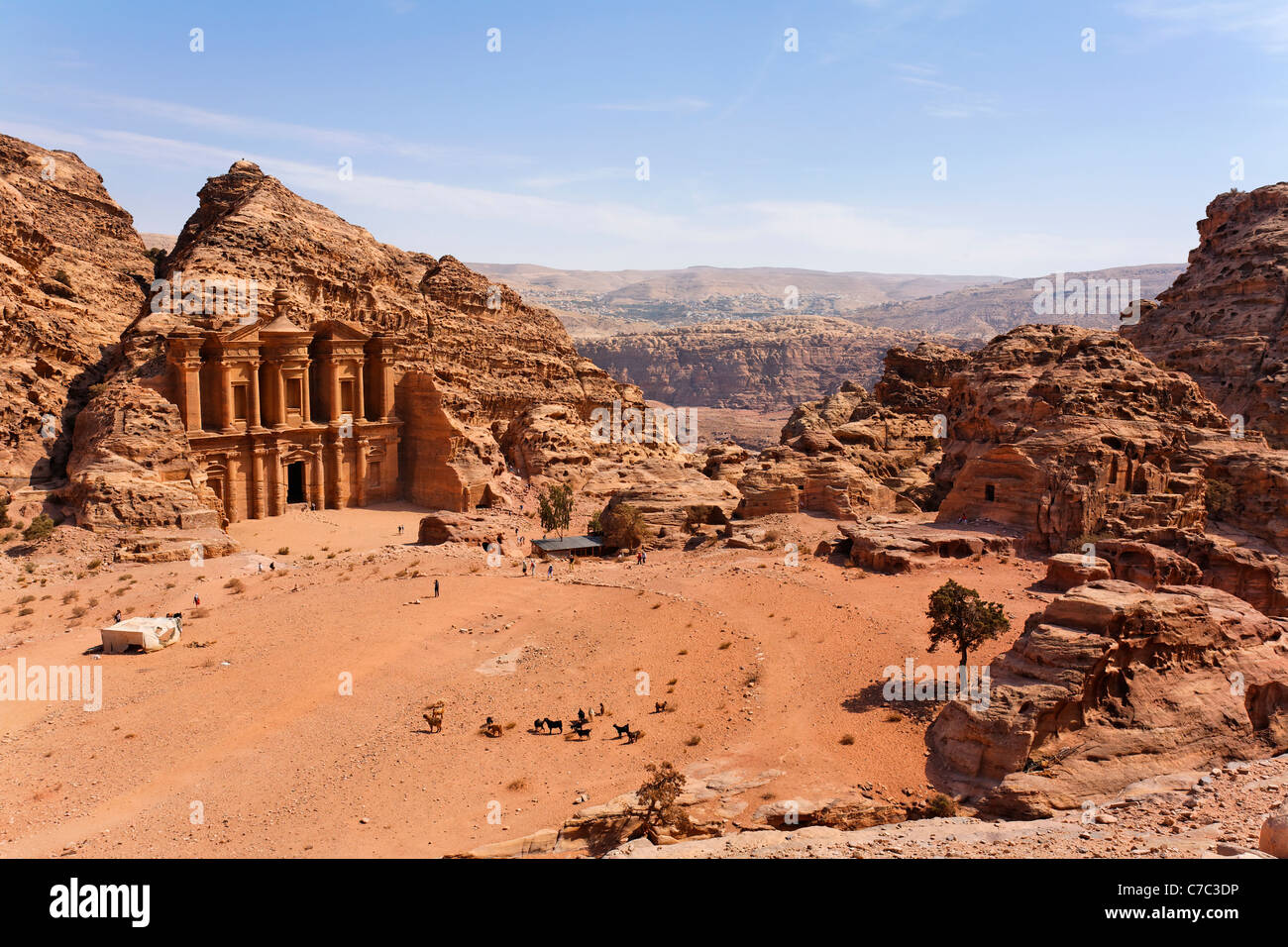 Il monastero, scolpito nella roccia, di Petra, Giordania Foto Stock