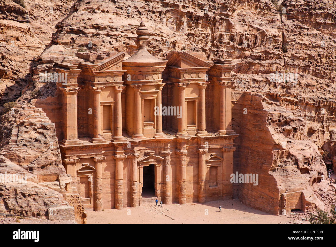 Il monastero, scolpito nella roccia, di Petra, Giordania Foto Stock