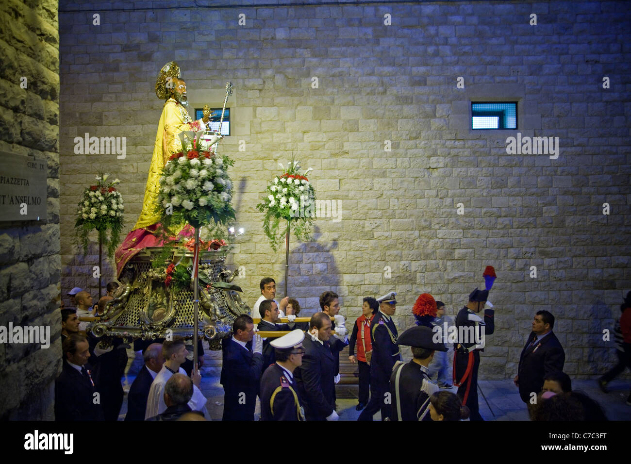 Saint Nicholas' tradizionale processione che si svolge entro la città vecchia di Bari nel sud dell'Italia. Foto Stock