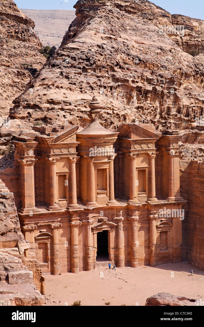 Il monastero, scolpito nella roccia, di Petra, Giordania Foto Stock
