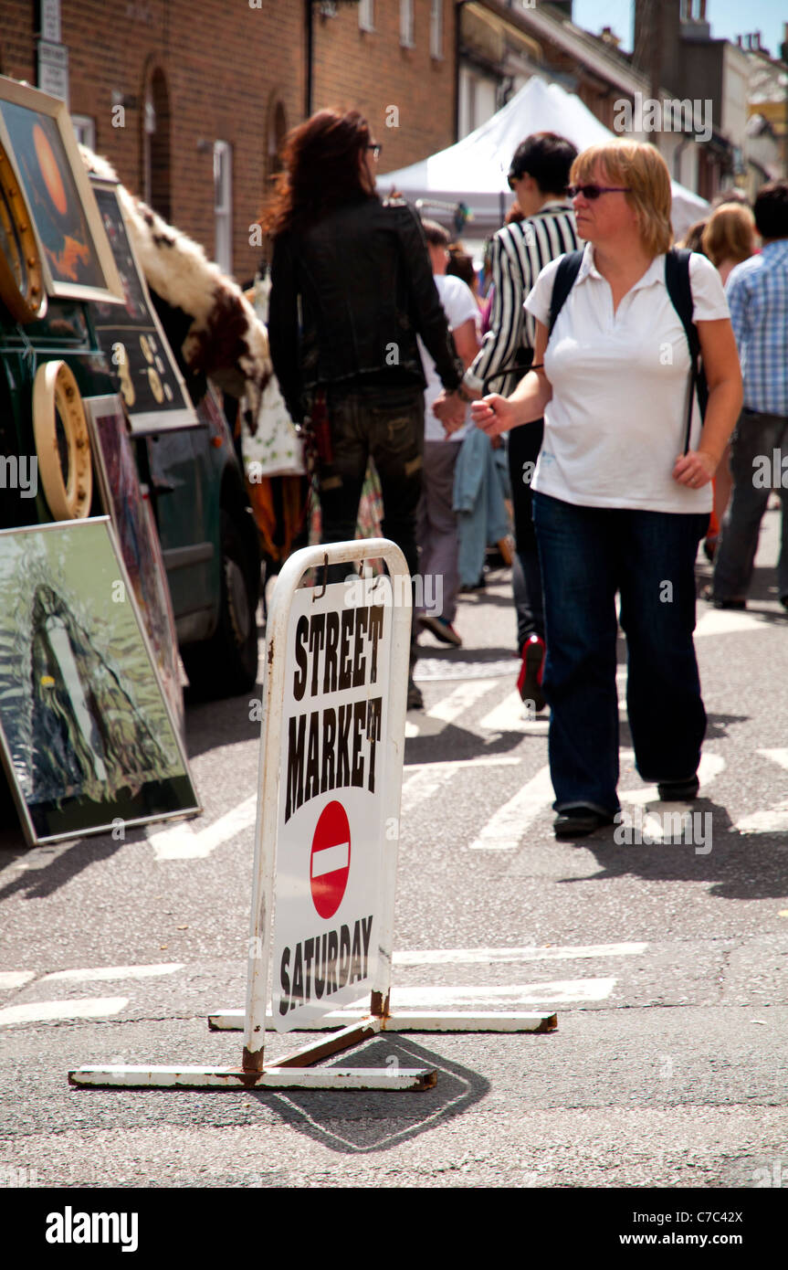 Brighton Street mercato del sabato mattina donna passando da un dipinto in stallo Foto Stock