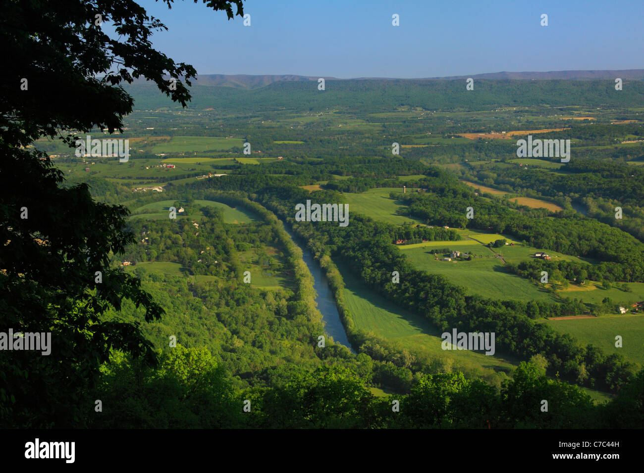 Vista del fiume Shenandoah da West Trail, Massanutten Mountain, Woodstock, Virginia, Stati Uniti d'America Foto Stock